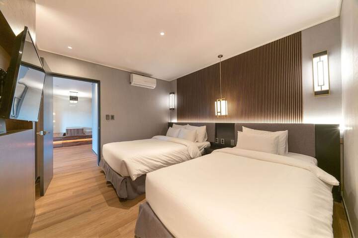 Room 43 of 111