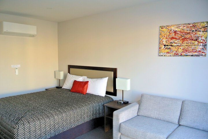 Room 9 of 33