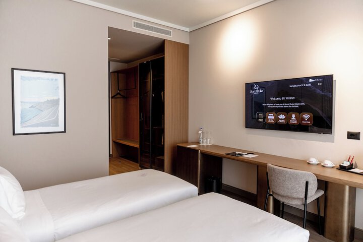 Room 55 of 176