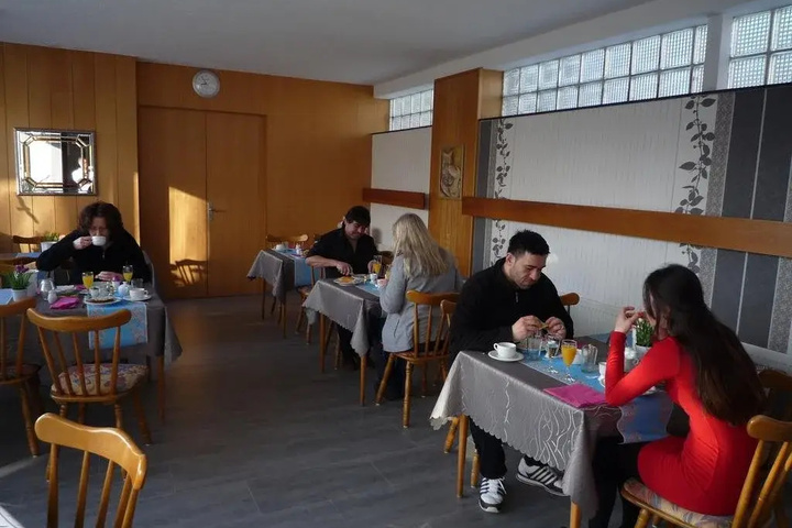 Dining 18 of 24