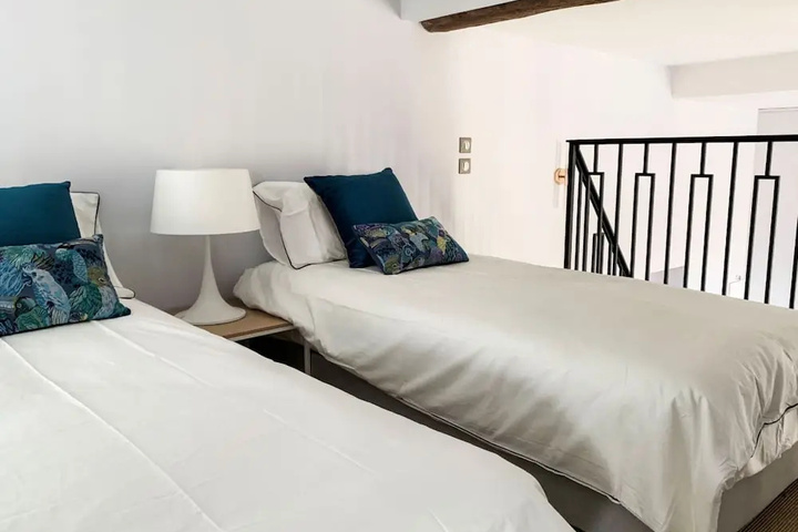 Room 4 of 16