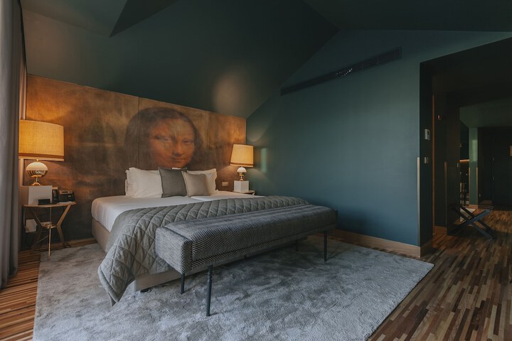 Room 54 of 204