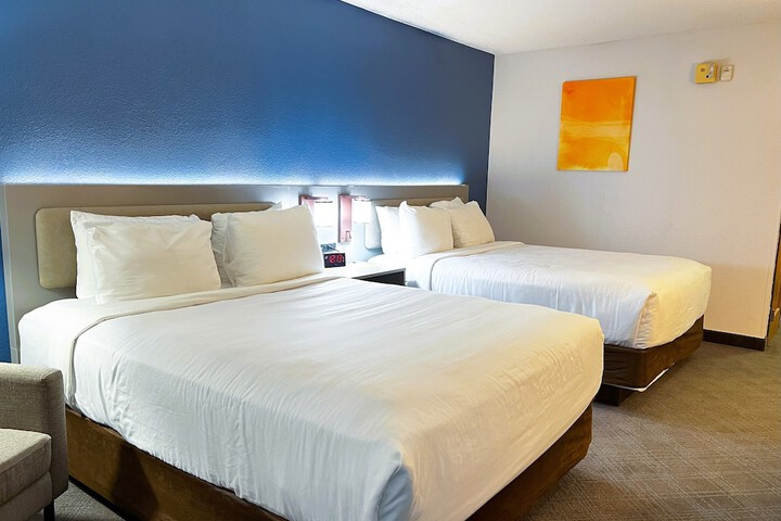 2 Queen Beds (1 of 18)