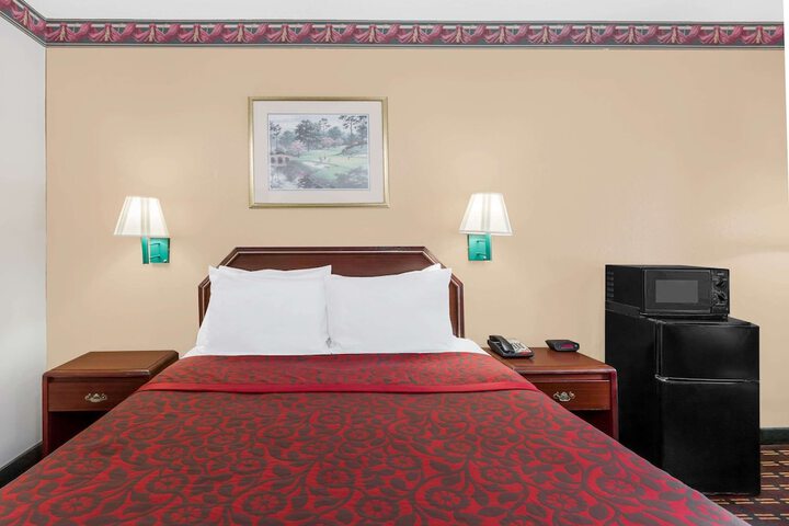 1 Queen Bed (19 of 21)