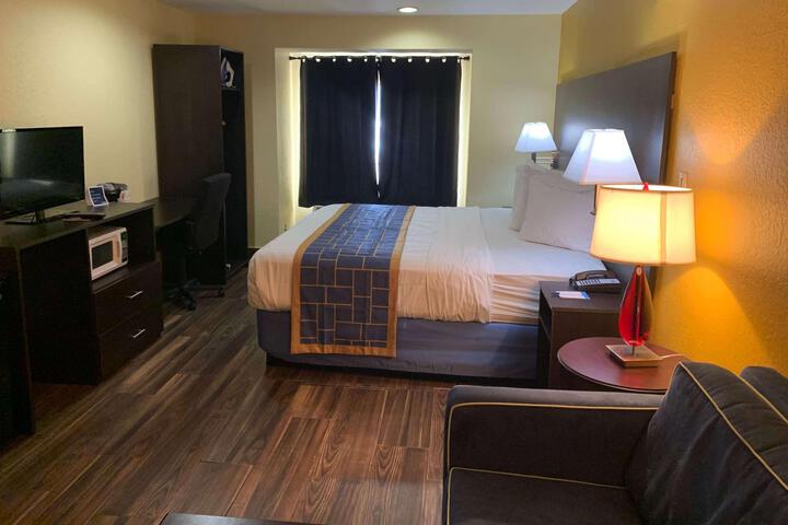 1 Queen Bed (20 of 36)