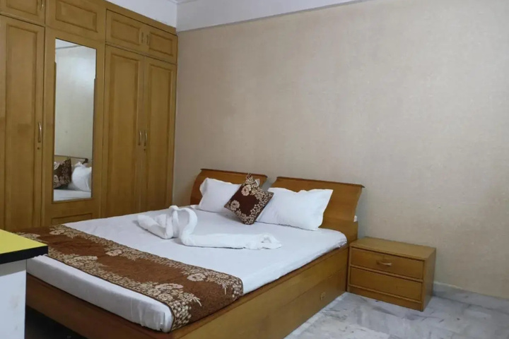 Room 5 of 11