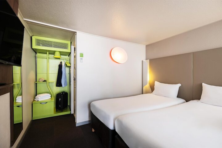 Room 11 of 36