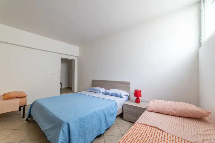 Room 4 of 12