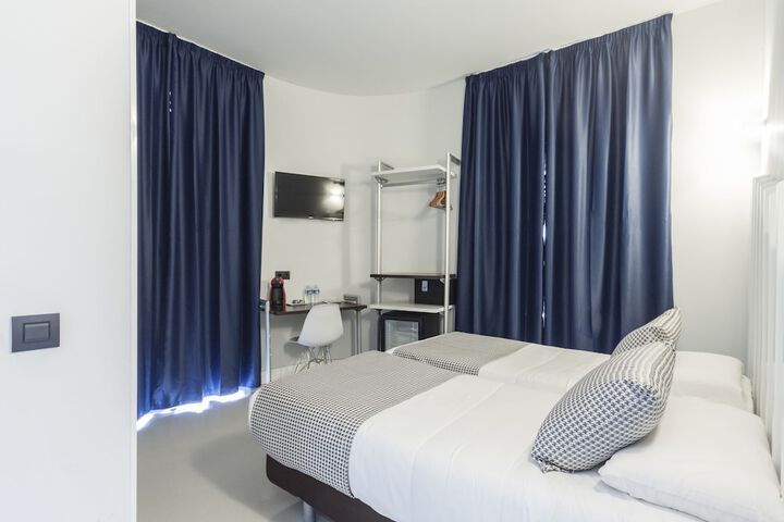 Room 10 of 30