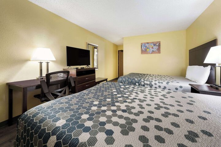 1 Queen Bed (25 of 26)