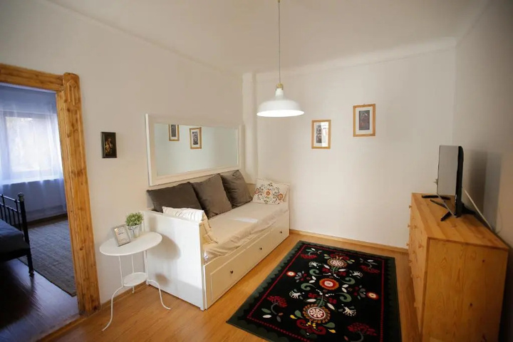 Room 4 of 9