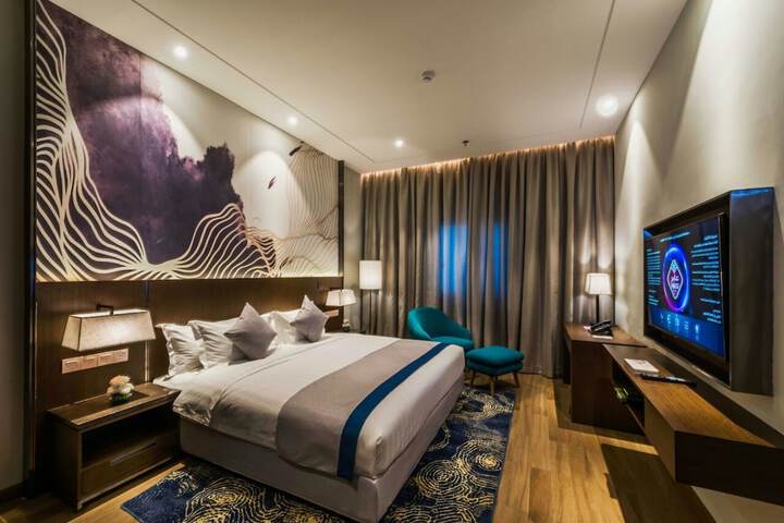 Room 13 of 28