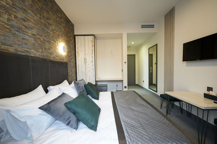 Room 33 of 209