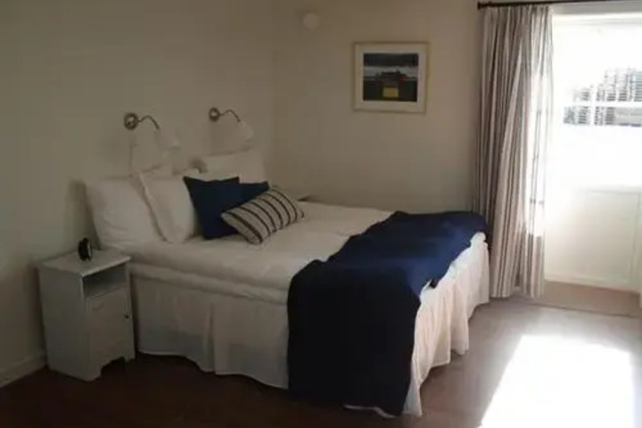 Room 5 of 16