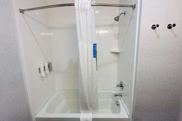 2 Queen Beds Hearing Accessible (1 of 30)