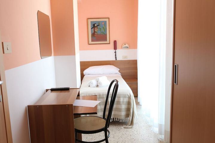 Room 26 of 40