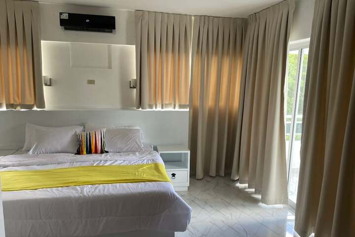 Room 4 of 9