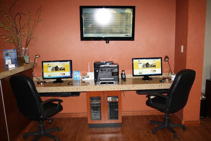 Business Center 52 of 56