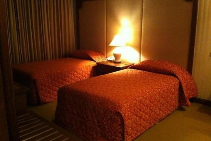 Room 7 of 102