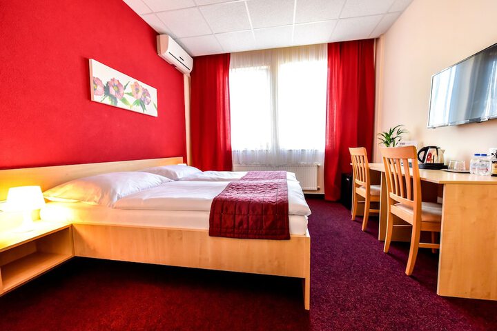 Room 8 of 33