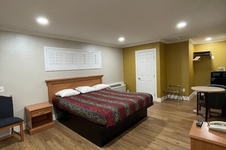 Deluxe Queen Bed (7 of 10)