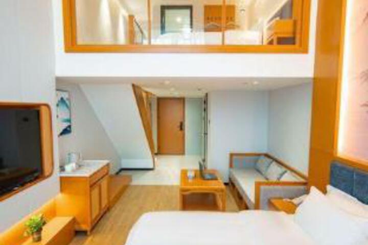 Room 8 of 9