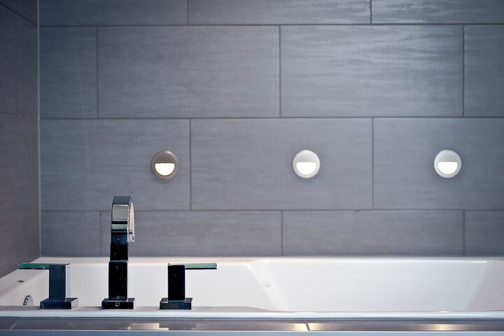 Deep soaking bathtub