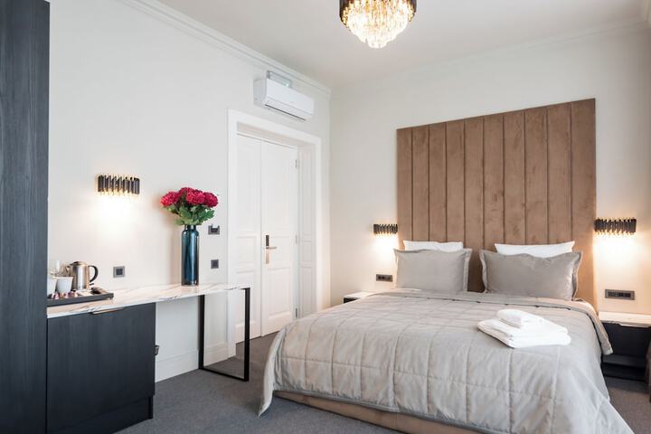 Room 80 of 208