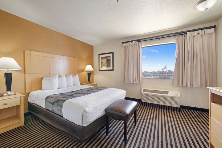 2 Queen Beds High Speed Internet Accessible Microwave and Refrigerator Safe Full Breakf (28 of 34)