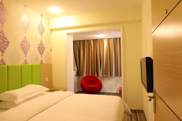 Room 6 of 9