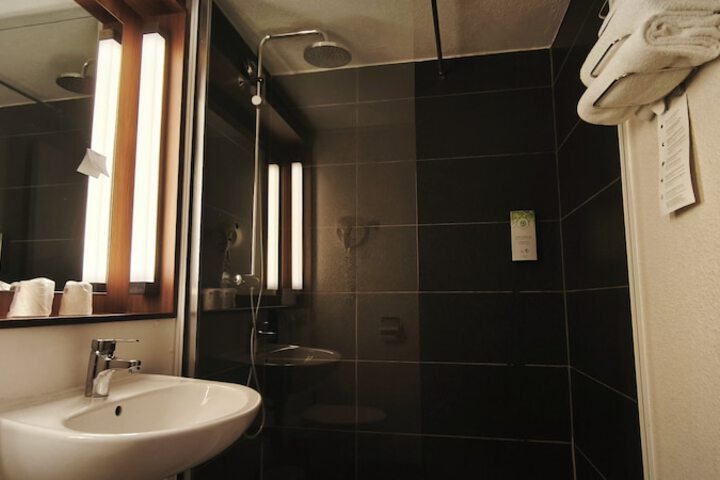 Room 27 of 61