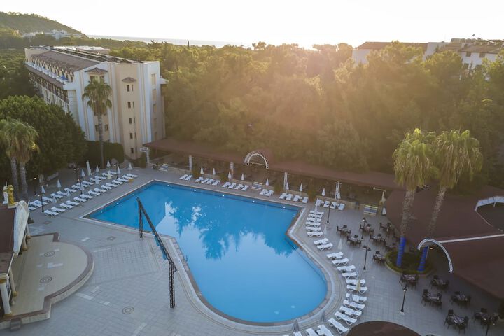 Hotel with Pool