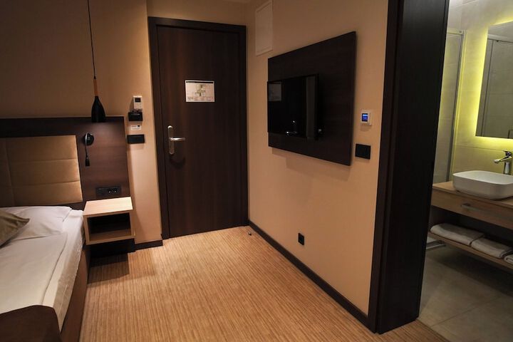 Room 23 of 73