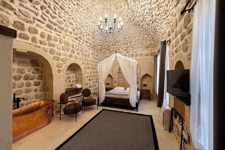 Room 8 of 95