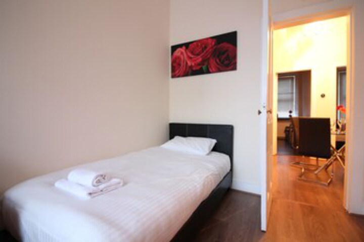 Room 9 of 17