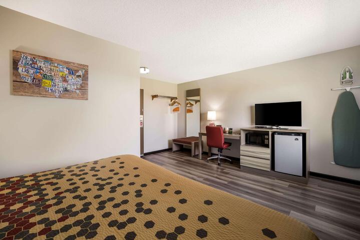 1 King Bed (2 of 12)