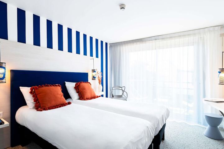 Room 27 of 79