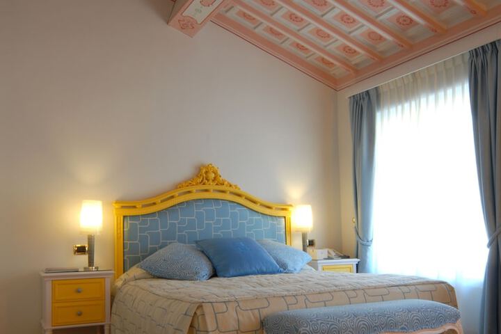Room 10 of 115