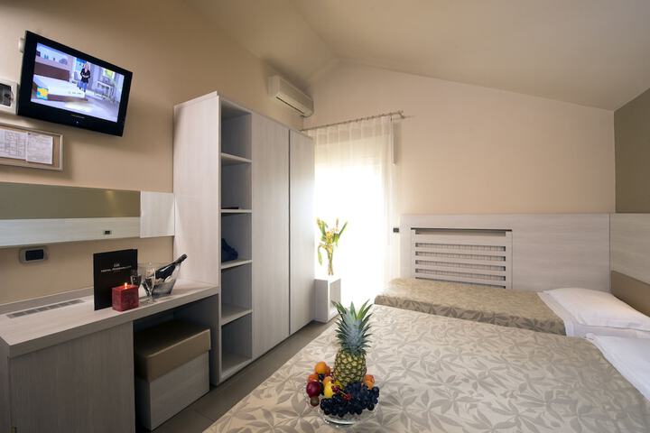 Room 13 of 53