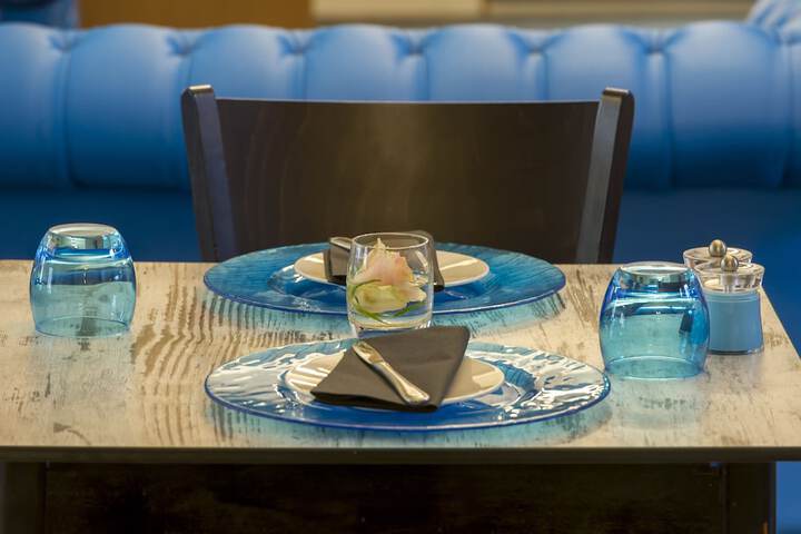 Lounge 65 of 76