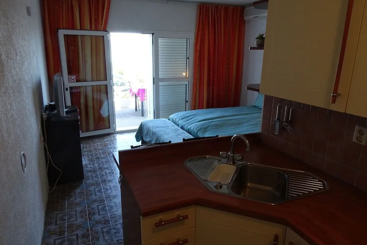 Room 5 of 10