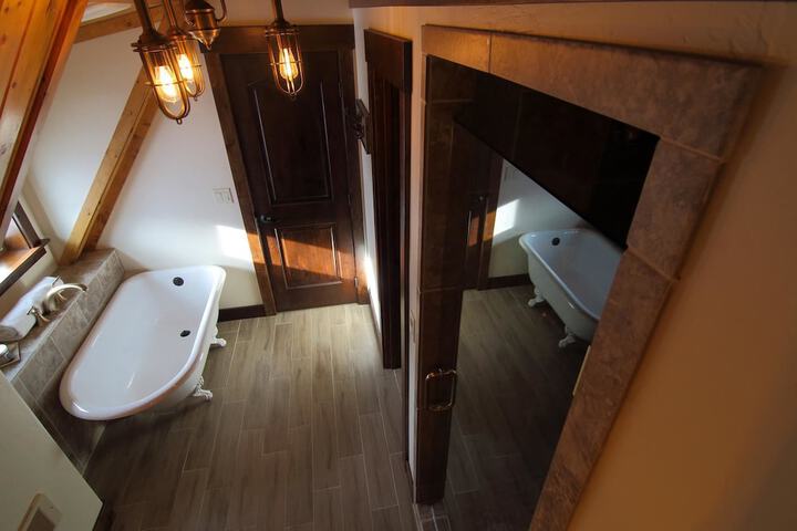 Deep soaking bathtub