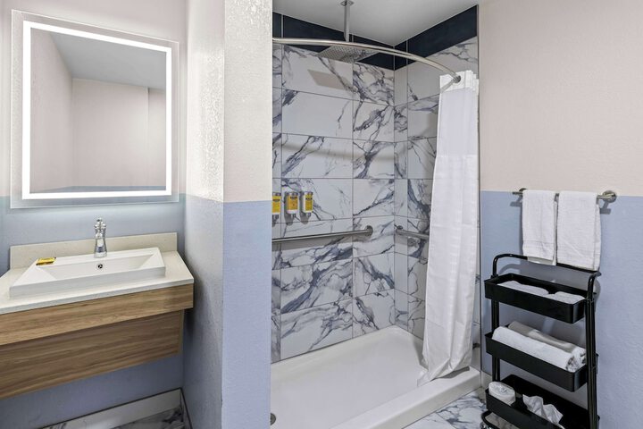 1 Queen Bed Smart TV Work Desk Refrigerator Full Breakfast (11 of 32)