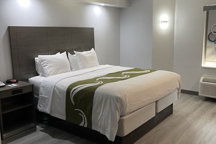 1 King Bed (13 of 26)