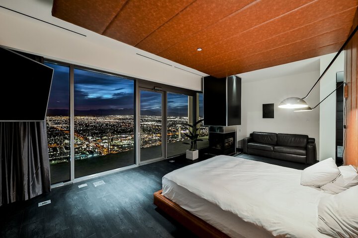 Room 5 of 218