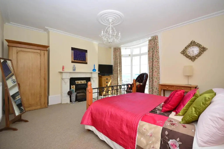 Room 5 of 11