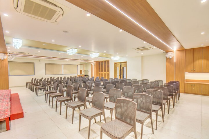 Ballroom/Hall 17 of 18