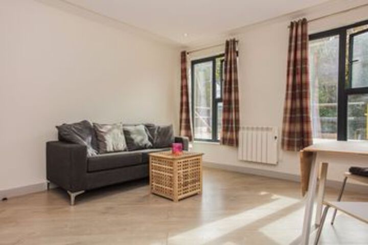 1 Bed Flat 2 Minutes from Station