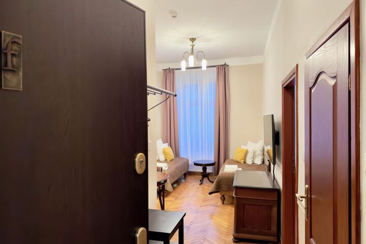 Room 13 of 121