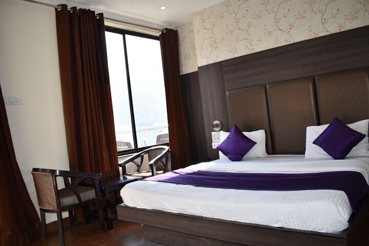 Room 6 of 24